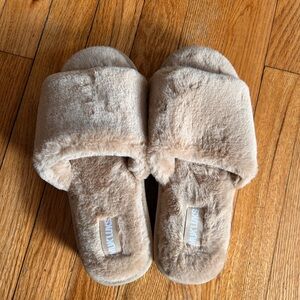Muk Luks Beige Fuzzy Slippers Platform Size 7-8